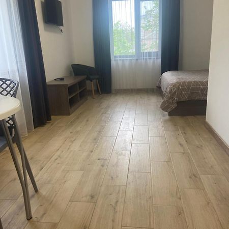 Four Rooms Apartments Cherkasy Bagian luar foto