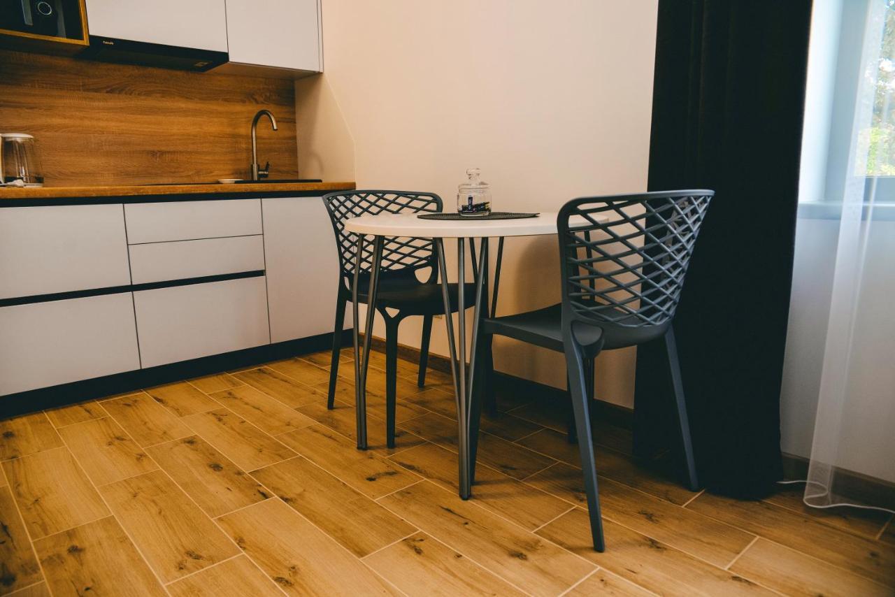 Four Rooms Apartments Cherkasy Bagian luar foto