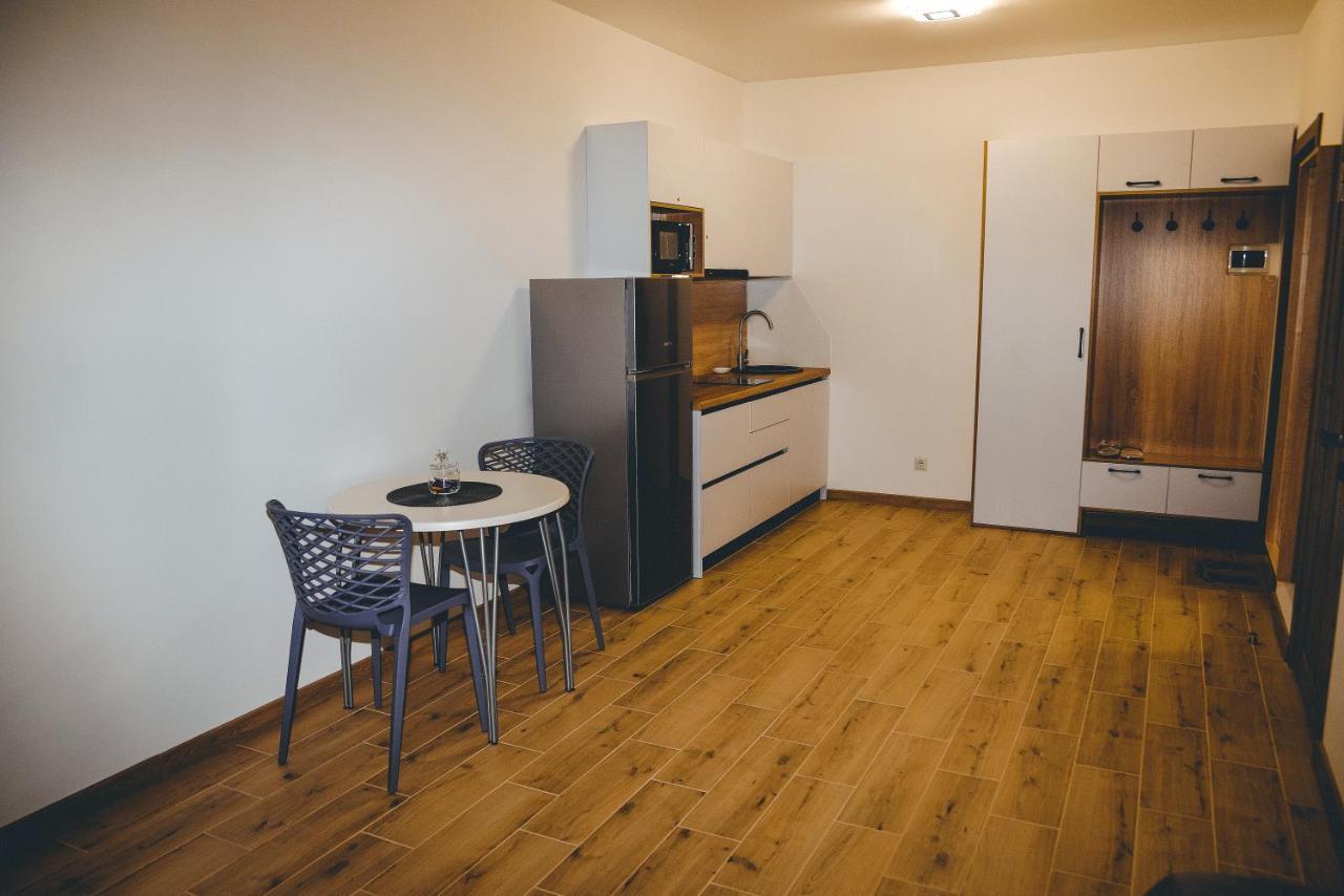 Four Rooms Apartments Cherkasy Bagian luar foto