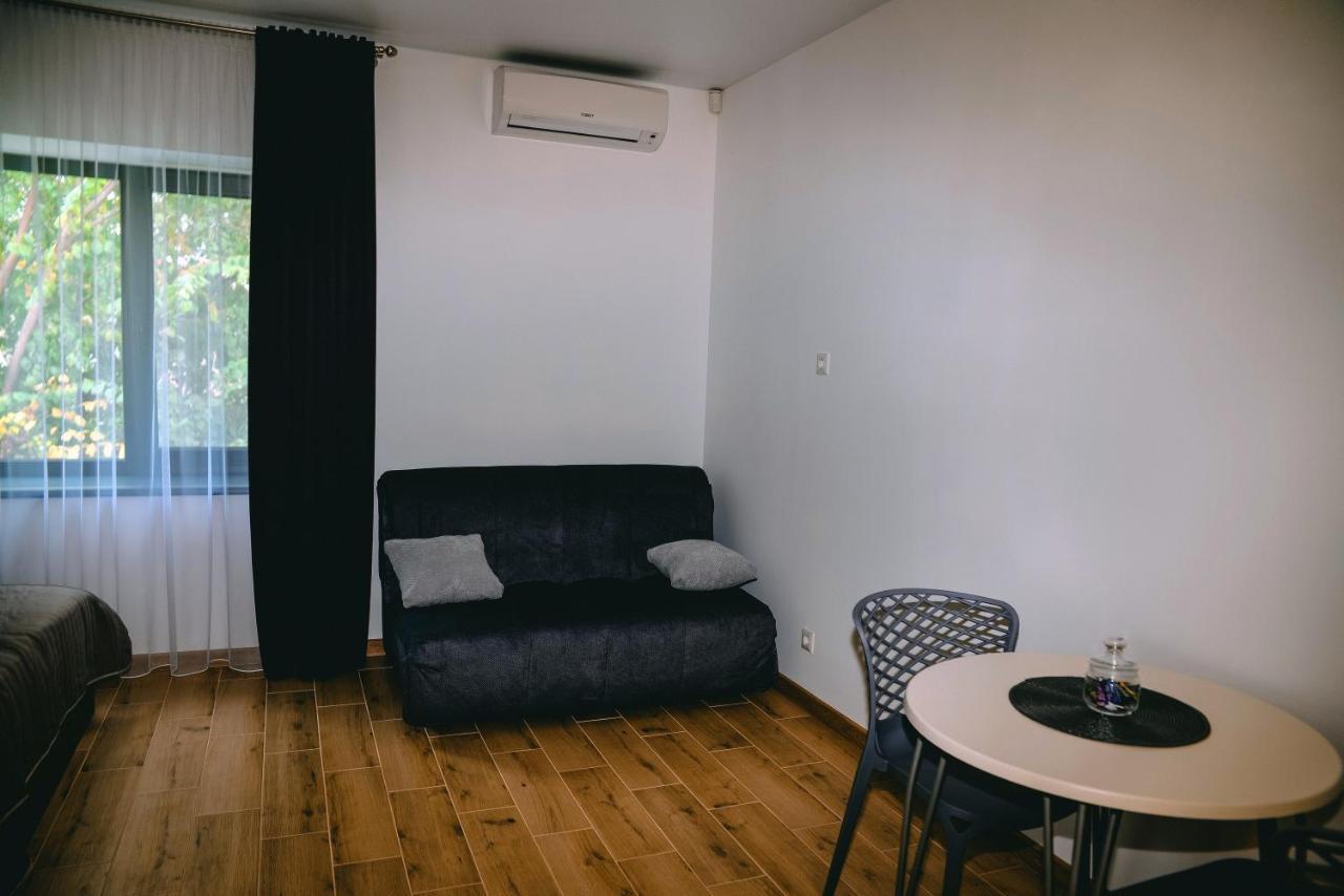 Four Rooms Apartments Cherkasy Bagian luar foto