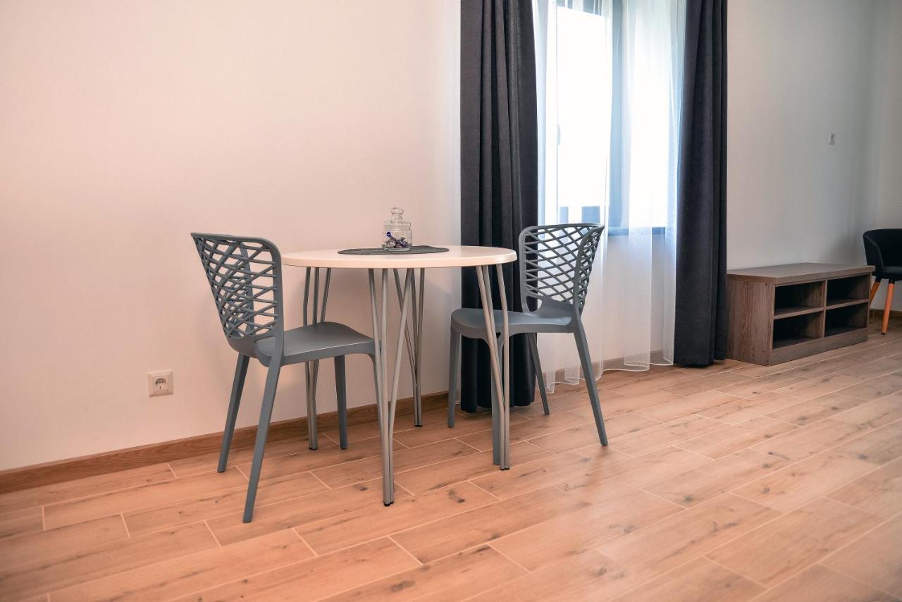 Four Rooms Apartments Cherkasy Bagian luar foto