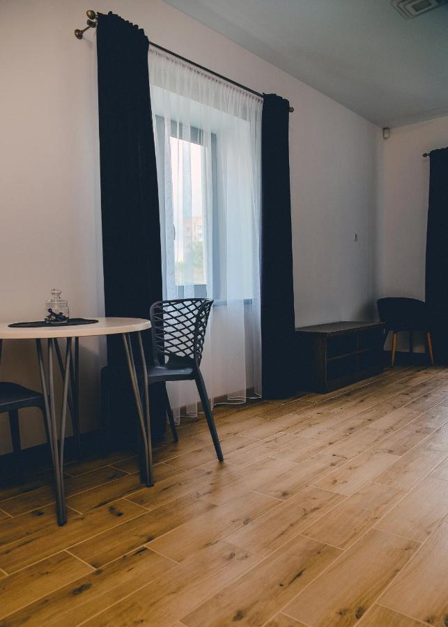 Four Rooms Apartments Cherkasy Bagian luar foto