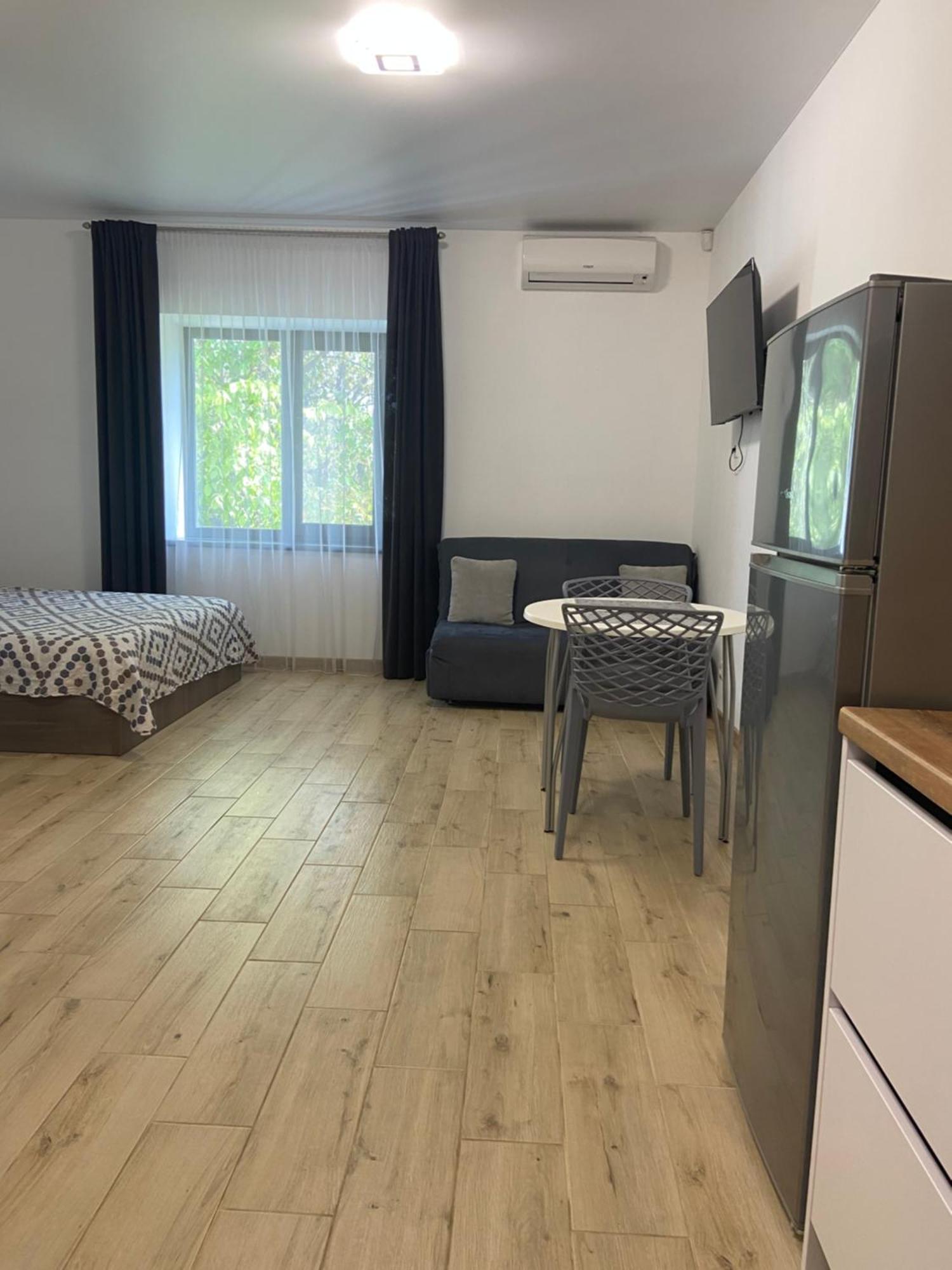 Four Rooms Apartments Cherkasy Bagian luar foto